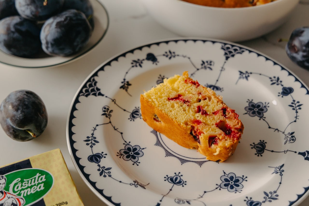 Chec pufos cu prune – aromat și ușor de preparat